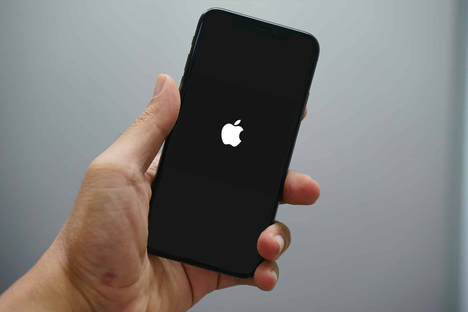 Иногда пользователи смартфонов компании Apple сталкиваются с неприятностью – Айфон показывает, что заряжается, но не включается при этом Владельцы дорогого телефона впадают в панику, цены на лечение