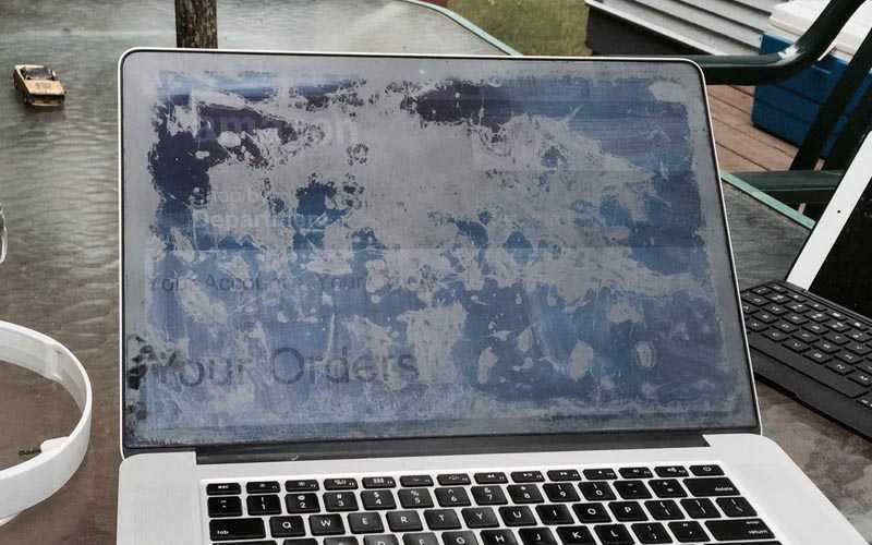 Что делать, если на ноутбук попала вода. я залил macbook pro шампанским, но нашёл выход