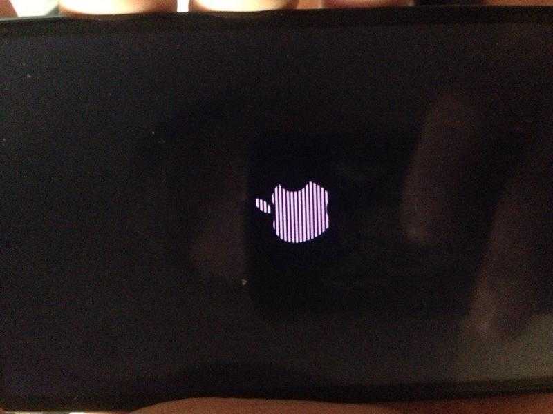 Не работает экран айфона 12. Айфон включается и черный экран. Экран при включении iphone. Черный экран смерти айфон. Мак выключился и черный экран.