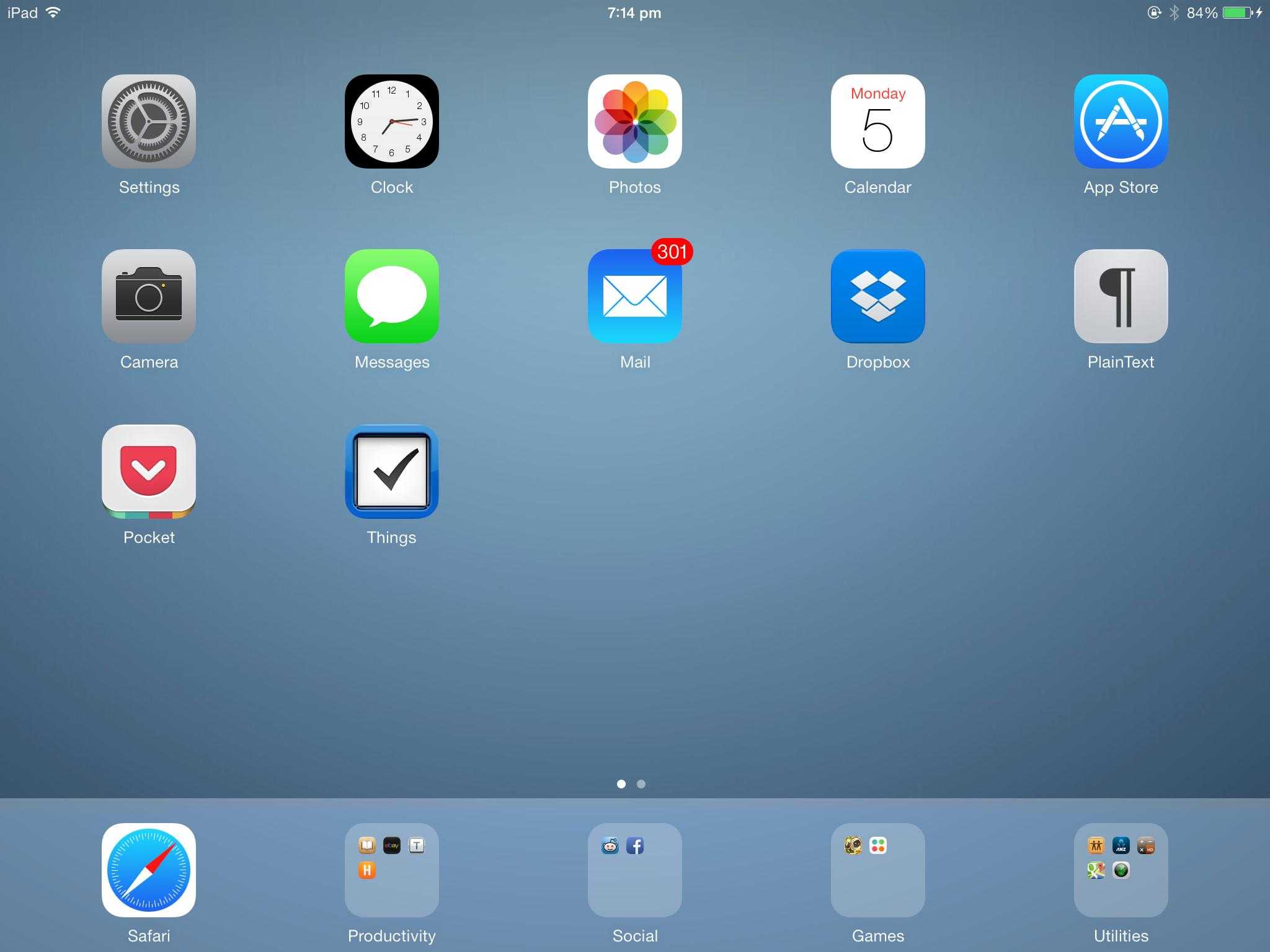 Экран домой на айфоне. IOS 7 IPAD. Рабочий стол IOS 7. Заставка на IPAD. Обои IOS 7 для IPAD.