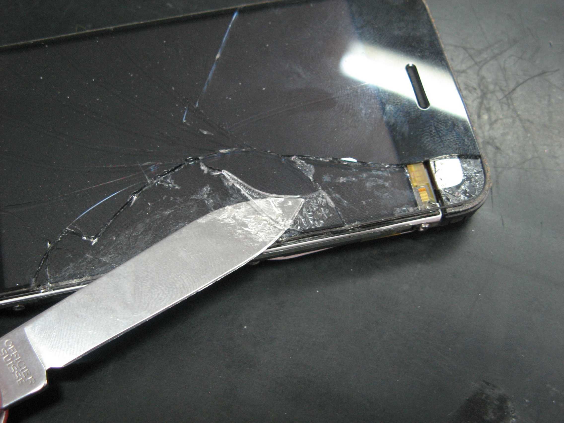 Пленку на трещину. Iphone 2g разбитый. Сломанный дисплей. Разбитое стекло на телефоне. Разбито защитное стекло на телефоне.