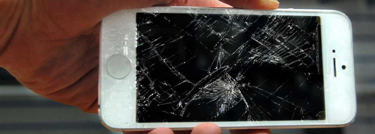 Какой телефон не разбивается. Трещина на стекле смартфона. Разбитый экран телефона. Разбитое стекло на телефоне. Треснутое защитное стекло на телефоне.