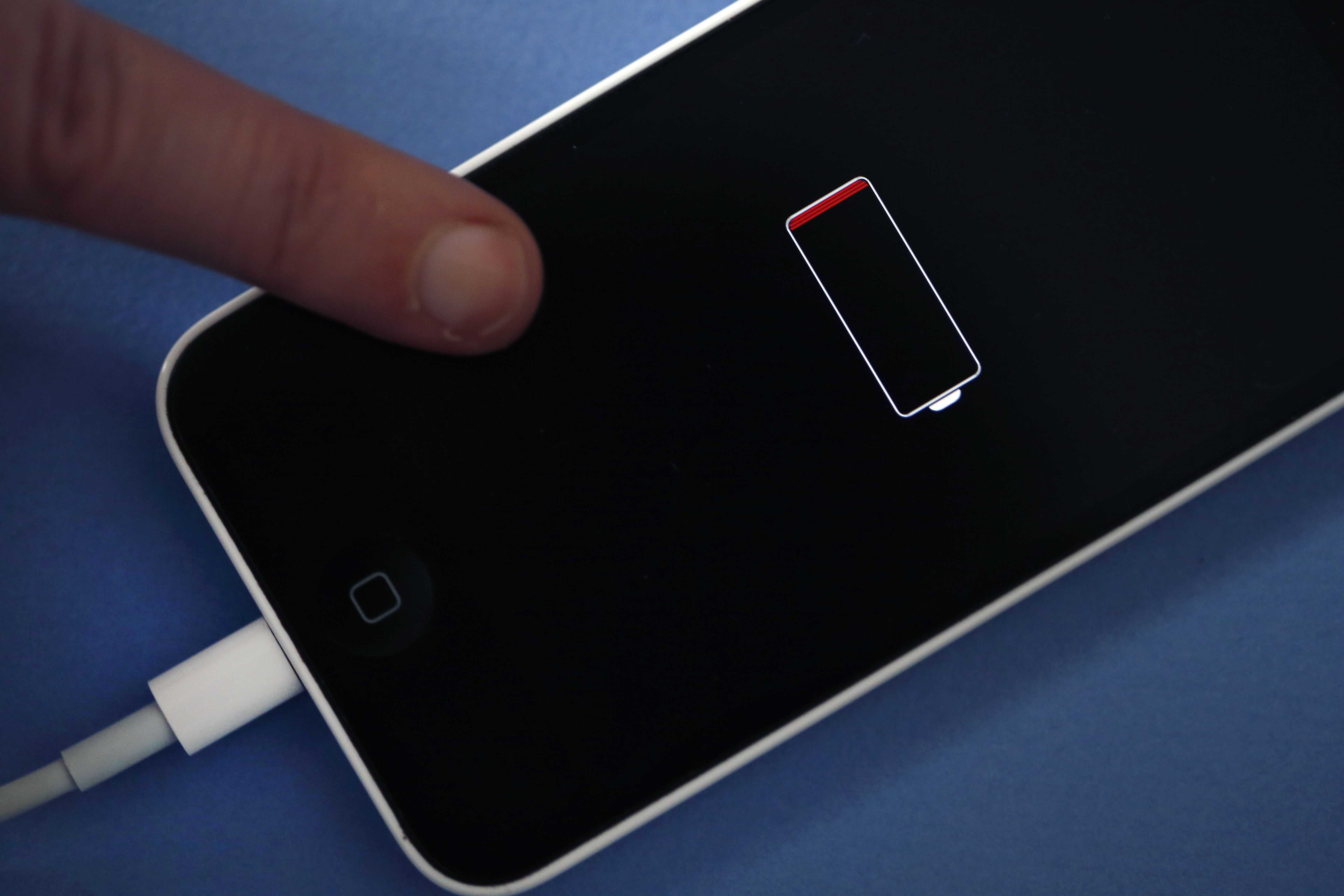 Что будет если заряжать айфон неоригинальной зарядкой?