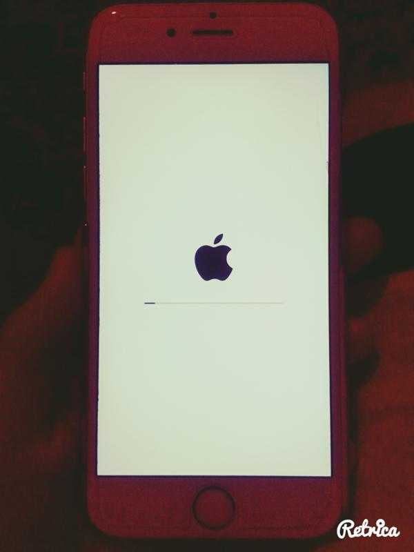 Iphone завис экран. Айфон застрял на яблоке. Айфон завис на яблоке. Айфон висит на яблоке. Айфон повис на яблоке.