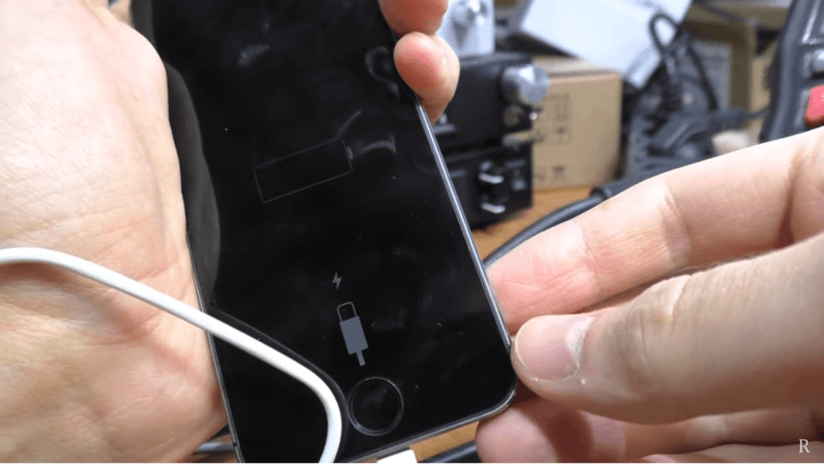 Айфон заряжается только в выключенном состоянии — почему
